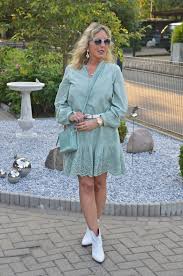 Süßes sommerkleid von vero moda, mit hast du so einen schönen alloverprint schon mal gesehen? Vero Moda Kleid Mit Lochstickerei In Mint Ari Sunshine
