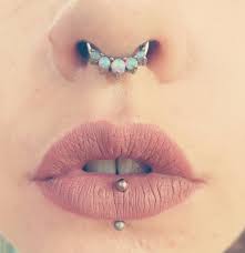 23 Bilder Die Beweisen Wie Furchtbar Piercings Sind Lip Piercing Cute Piercings Labret Piercing