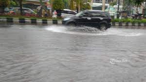Hujan yang mengguyur jakarta dan wilayah indonesia lainnya sejak semalam hingga pagi ini bisa membuat seseorang jadi bermimpi banjir. 5 Arti Mimpi Tentang Air Air Laut Masuk Ke Rumah Pertanda Buruk Tribun Bali