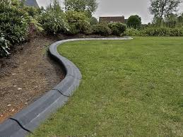 cette bordure de jardin en beton teinte noir intense permet de dessiner et de souligner parfaitement les bordure jardin bordure de jardin beton jardin en beton