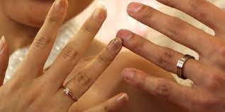  Gambar Cincin Pernikahan Di Jari 800 Gambar Cincin Di Tangan Infobaru Download Cincin Kawin Berlian Cincin Nikah Engagement Engagement Rings Wedding Rings