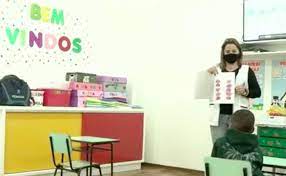 A ideia é fazer com que o aluno possa aprender em uma aula de inglês online o que os demais cursos ensinam em um. Wwwe8h9hgwsg2m