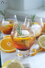 Krauter Gin Tonic Mit Averna Und Rosmarin Nom Noms Food Rezept Fruchtige Cocktails Rosmarin Gin