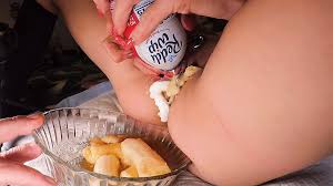 หียาว สนุกกับอาหาร กล้วยแก่ในรูหางพร้อมกับคาราเมลและวิปครีม