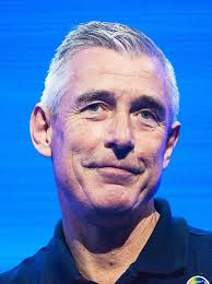 Analysts praise exiting Walmart exec