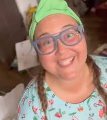 BR'S future self. Small teeth, fake smile, crazy eyes, no fashion sense.  She looks like she has nothing going