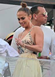 Jennifer lopez and dayvi, victor cardenas baila conmigo (2019). Jennifer Lopez Rocks A Chic Lounge Outfit By Naked Cashmere