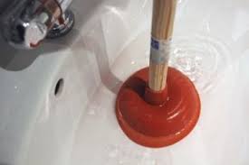 Hier finden sie den großen ratgeber gegen verstopfte abflüsse und mein abfluss in der küche (spüle) und im bad sind verstopft.habe dran powergel (eine flasche). Abfluss Verstopft Drei Hilfen Wenn Das Wasser Nicht Abfliesst Meinerzhagener Baugesellschaft Mbh