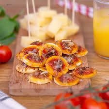 Mini Pizzas Maison Aperitifdinatoirefacile Par Gourmandise Ou Par Envie Decouvrez Notre Recette De Mini Pizza Express A La Tomate Basilic Et Huile D Oliv In 2020