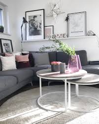Verkaufe hier eine graue couch in sehr guten zustand wurde vor ca. In Diesem Wohnzimmer Stimmt Einfach Jedes Detail Eine Gemutliche Sofa Landschaft Mit Kuscheligen Kissen Gemutliches Sofa Wohnzimmer Gestalten Wohnzimmer Sofa