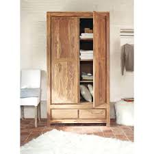 Der kleiderschrank noce besticht zum beispiel durch sein zurückhaltendes design, das zu beinahe jeder stilrichtung passt. Kleiderschrank Aus Massivem Sheeshamholz Stockholm Maisons Du Monde