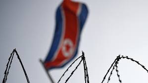A zászlószövet úgy néz ki, mint egy mező, amelyet öt egyenlőtlenségre osztanak egymással a vízszintes csíkok szélessége mentén. Eszak Korea Felrobbantotta A Del Koreai Ketoldalu Kapcsolatok Hivatalakent Hasznalt Epuletet Napi Hu