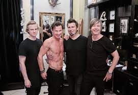 Eier av konsernet strawberry og nordic choice hotels som består av 3 hotellkjeder: Stordalen Tatoverer Firmalogo Pa Kroppen Kampanje