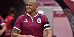 El andino era uno de los jugadores más importantes de la institución chilena y su salida sorprendió a propios y extraños, ¿hay algo. El Mas Veterano De Primera Division Humberto Suazo Cumplio 40 Anos Este Lunes Y Lo Celebro En Familia
