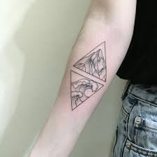 1 545 Me Gusta 10 Comentarios Ira Shmarinova Ira Shmarinova En Instagram Tattoo Dotwork Linework Blxckink Geometric Tattoo Triangle Tattoos Tattoos