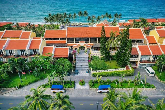 Victoria Hoi An Beach Resort & Spa bên bãi biển Cửa Đại, kết hợp không gian nghỉ dưỡng ven biển với kiến trúc mang cảm hứng Hội An.