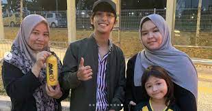 أيمان تينو) merupakan seorang penyanyi lelaki malaysia. Gambar Aiman Tino Semasa Kecil