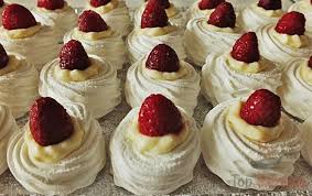 Baiserringe Mit Vanillecreme Und Himbeeren Top Rezepte De Rezept Lebensmittel Essen Vanillecreme Dessert Ideen