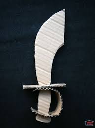 Pour halloween, mardi gras, un carnaval ou une soirée costumée, les adeptes des déguisements en. Fabriquer Un Sabre De Pirate En Carton Gabarit A Telecharger La Cabane A Idees Costume De Pirate Epee En Carton Deguisement Pirate