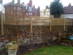 Riesenauswahl an werkzeug und baumaterial. Wooden Privacy Trellis Attached To Top Of Brick Wall Brick Garden Garden Trellis Fence Backyard Trellis