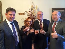 Jako první neurochirurg z te.hdejšího československa složil evropskou. Vaclav Klaus Ml Dnes Improvizovany Pripitek Behem Obedove Prestavky Na Jaroslava Kuberu Po Dlouhe Dobe Zase Pravicak Ve Vyssi Ustavni Funkci Jan Skopecek Zuzana Majerova Zahradnikova Jiri Ventruba Facebook
