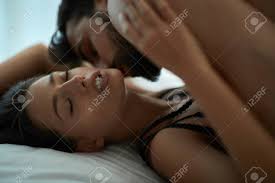 Jovem Casal Homem E Mulher Fazendo Amor Tendo Sexo Apaixonado Na Cama,  Desfrutando De Sensação Agradável, Foto Royalty Free, Gravuras, Imagens e  Banco de fotografias. Image 117676067