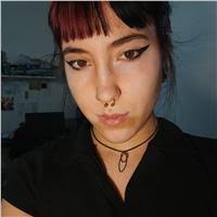 Soy Micaela y estoy emocionada de compartir mi amor por la lengua.