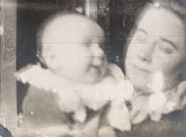 Noël dans les bras de Marthe Denis, sa mère