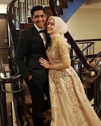 Arya saloka adalah aktor terkenal, pemain ftv asal denpasar yang dikenal berkat perannya di beberapa judul ftv dan film get married the arya saloka ternyata sudah menikah dan memiliki anak lelaki yang sangat menggemaskan. Pernikahan Hampir 2 Tahun Tak Terendus Media Pasangan Artis Ini Sekarang Tengah Berbahagia