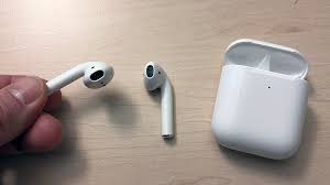 Apple airpods with wireless charging case. Apple Airpods 2 Im Test Die Neuen Sind Besser Computer Bild
