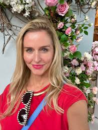 Those who have stiffness in your knee-is it side to side or vertically  along the scar? In the beginning mine was along the scar and I assumed it  was just the tightness