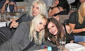 Η ταλαντούχα ηθοποιός, μέσα από τα instagram stories της, μοιράστηκε με τους διαδικτυακούς της φίλους το πάρτι. Annita Pania Nikos Karbelas Anna Bissh Mazi Gia Pagwto Sthn Khfisia H Selfie Poy Anebasan Sto Instagram Thecaller