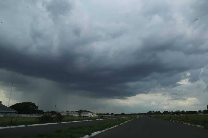 Céu escuro e carregado chega com pancada de chuva em Campo Grande - Capital - Campo Grande News