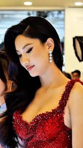 Take a guess… whose back is this? 🫢 #NguyenHoangPhuongLinh  #MissCosmoVietnam #HoaHauHoanVuVietNam #UniMedia