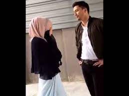 İki yıl önce çalışma sayfası öyküsünü tekrar açmak için ejaz (fattah amin), bay pilot ve warda (neelofa) arasında bir toplantı hikayesini anlatır. Bts 15 Photoshoot Suri Hati Mr Pilot Ejaz Fakhri Warda Fattah Amin Neelofa Youtube