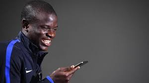 Dünya kupası tarihi çok hikaye gördü ama mimarı olduğu şampiyonluğun ardından kupayı. N Golo Kante Wajah Muslim Yang Ramah Di Lapangan Sepak Bola