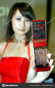 Chinese Showgirl Shows Nokia N76 Cell ...