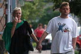 Kazimierz piotr staszewski (born 12 march 1963), also known as kazik, is a polish singer and songwriter. Oto Zona Kazika