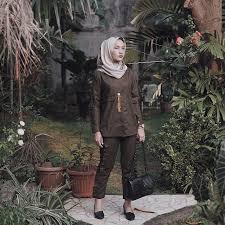 Daripada kebingungan pilih fashion item yang pas dan stylist, . 10 Inspirasi Gaya Hijab Casual Buat Ke Kantor Biar Tampil Beda