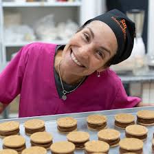 Ya llegamos a mitad de año y ni vos la podes creer🥴 No te bajonees: si hay  ALFAJORES DE SUSANAMARZOLLA, ESTÁ TODO BIEN🤙🏾💚 MAS DE 8 VARIEDADES! TE  ESPERAMOS 😉