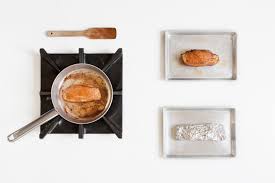 Servite il petto d'anatra con il rosti di patate, gli spicchi d'arancia e nappandolo con la salsa all'arancia. Petto D Anatra All Arancia Con La Separazione Delle Cotture