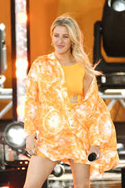 Do you want my heart between your teeth? Ellie Goulding Shows Off Abs Workout Routine In New Instagram Video