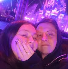 Hi, can anyone recommend a cat sitter to feed 2 cats for a week please?