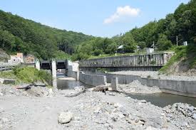 În timp ce chinezii nu sunt construite în apropierea barajului lor, am. De Ce Vrea Hidroelectrica SÄ Continue LucrÄrile La Barajul Èi Hidrocentralele Din Defileul Jiului Desi InstanÅ£a Le A Declarat Ilegale Iar Zona Este Arie NaturalÄ ProtejatÄ