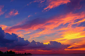 Hermoso cielo naranja y morado y nubes al atardecer | Foto Premium