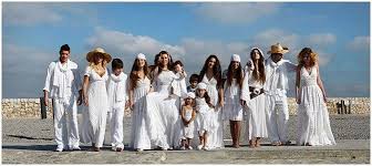 A estas alturas, me parece que puedo asegurar sin temor a equivocarme que ¡¡soy la única que nunca ha ido ni la han invitado a una boda ibicenca!! Como Celebrar Una Boda Ibicenca