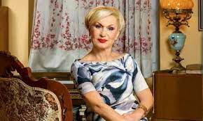 Την ίδια χρονιά, εμφανίστηκε στην παλιά αθήνα της πλάκας, δίπλα στους δημήτρη μητροπάνο, κλειώ δενάρδου, σόφη ζαννίνου με χορεύτες τους μανώλη καστρινό και η χρυσούλα ζώκα. Sofh Zanninoy H Istoria Pisw Apo To Epi8eto Ths Pws Proekypse Gossip Tv Gr