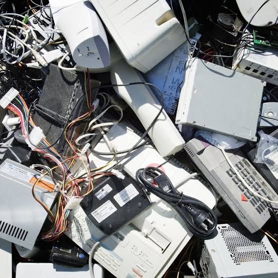 Você sabe descartar lixo eletrônico corretamente? Veja 5 dicas | CNN Brasil