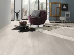 Aspen Oak Laminate Flooring Btw Baths Tiles Woodfloors Oak Laminate Flooring House Flooring Oak Laminate