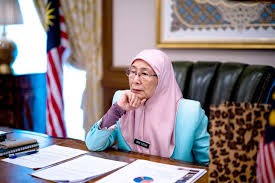 Wan azizah wan ismail (born 3 december 1952) is a malaysian politician. Malaysia Finds Champion For Invisible Women In Deputy Premier Bloomberg
